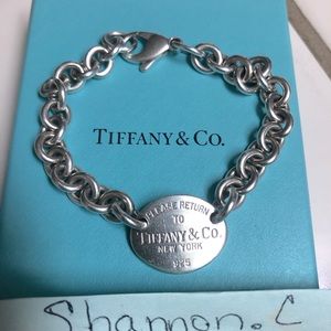 This Beautiful vintage Authentic Tiffany&Co bracelet is 7.75” oval shaped charm.